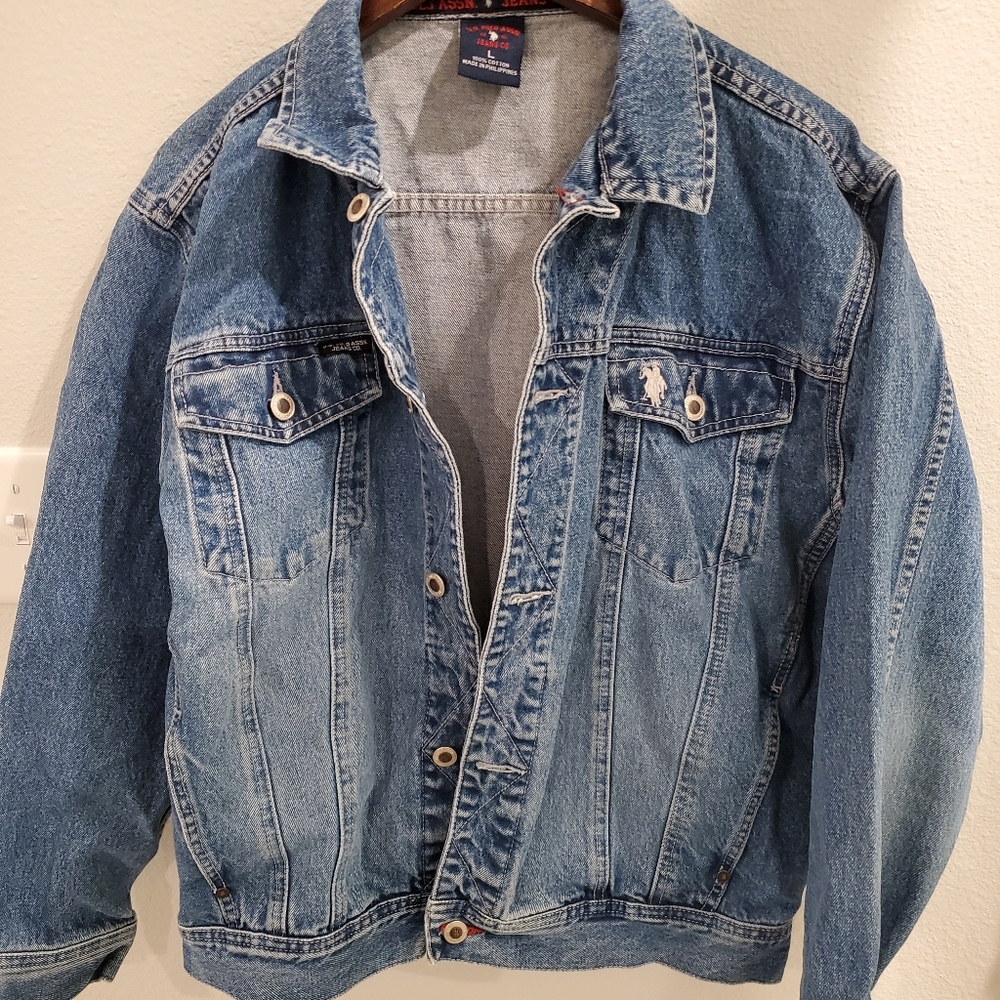 Blue jean jacket pocket on each side button down jacket. Brand U.S. Polo Assn.